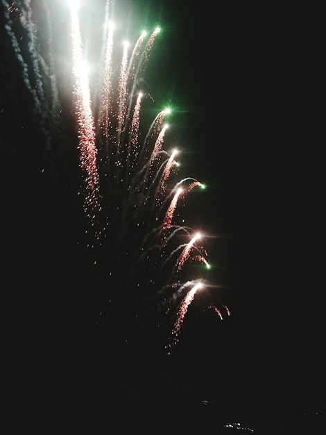 Foto feuerwerk am nachthimmel