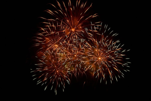 Feuerwerk am schwarzen Himmel