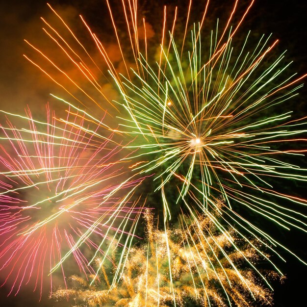 Foto feuerwerk am silvesterabend eine nacht des feierns und des wunders