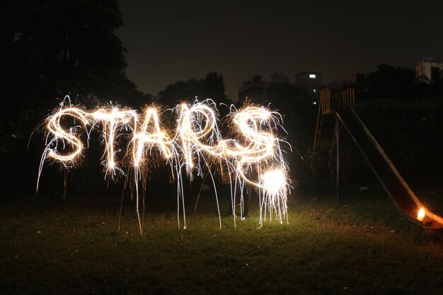 Foto feuerwerk auf dem feld in der nacht