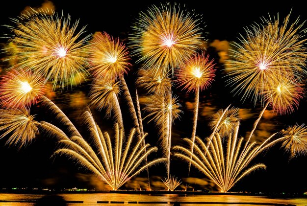 Foto feuerwerk auf dem meer am nachthimmel