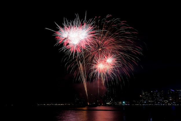 Feuerwerk auf See.