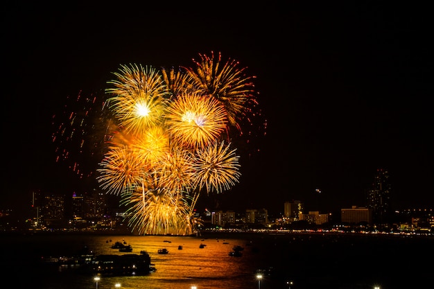 Feuerwerk bunt auf Nachtstadt-Ansichthintergrund für Feierfestival.