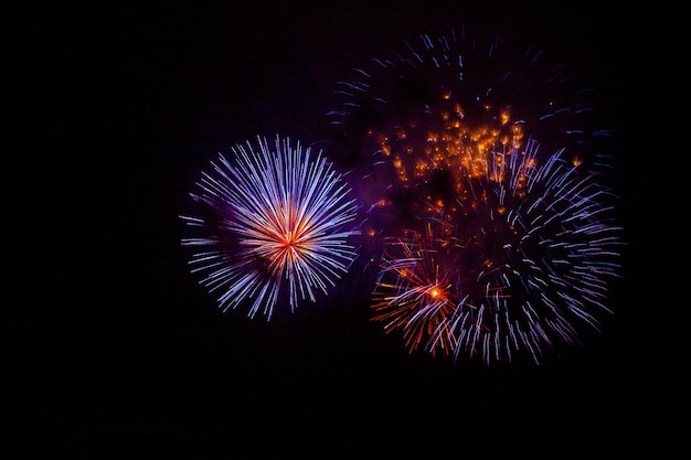 Feuerwerk Farbe in der Nacht dunklen Himmel