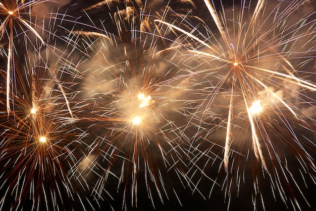 Feuerwerk, Gruß mit dem schwarzen Himmelhintergrund