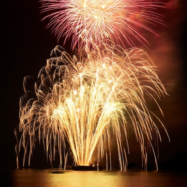 Feuerwerk, Gruß mit dem schwarzen Himmelhintergrund