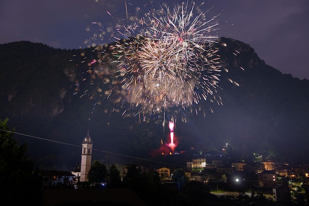 Feuerwerk in den Bergen