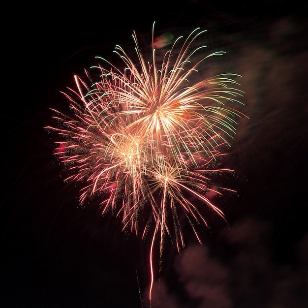 Feuerwerk in den dunklen Himmel Hintergrund