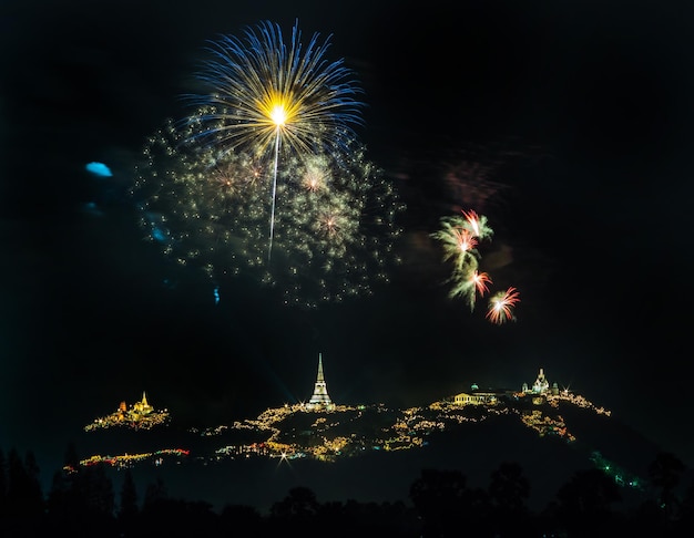 Feuerwerk in der dunklen Nacht bei Phra Nakorn Kiri Khao Wang in Petchaburi Thailand