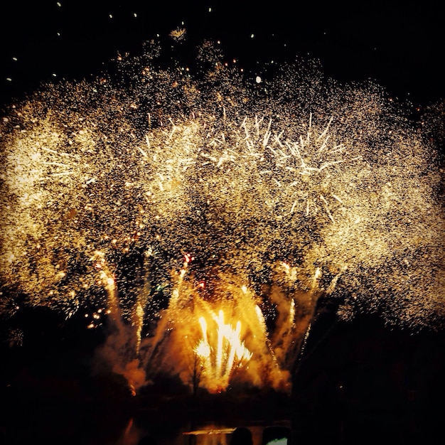 Foto feuerwerk in der nacht