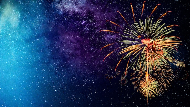 Feuerwerk mit unscharfem Milchstraßenhintergrund