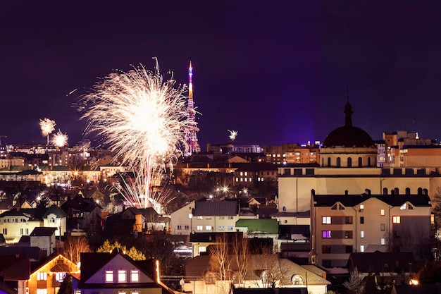 Feuerwerk oder Salute auf Night City View mit Kirche und Turm in der Ukraine, Europa. Reise Ukraine