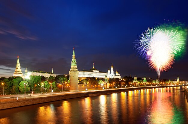 Feuerwerk über dem Moskauer Kreml und der Moskwa Russland Siegesfeier