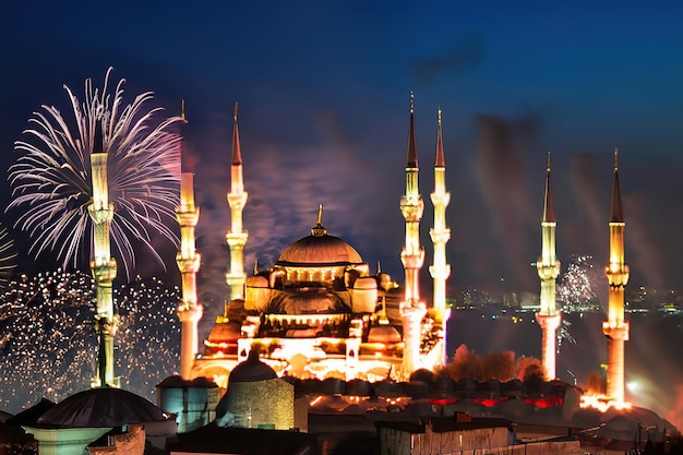 Feuerwerk über der Blauen Moschee in Istanbul