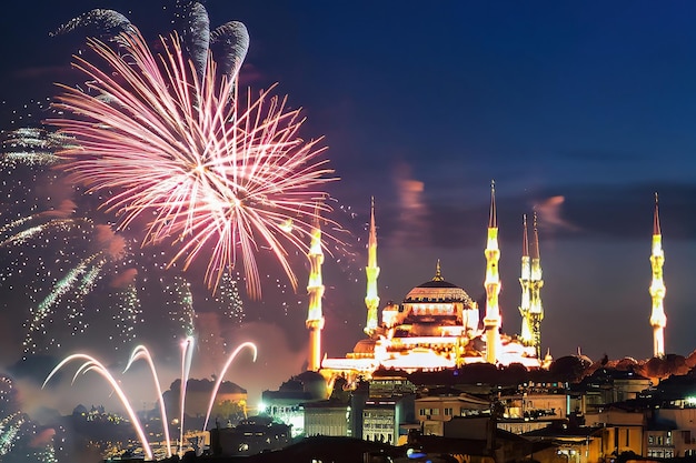 Feuerwerk über einer blauen Moschee in Istanbul