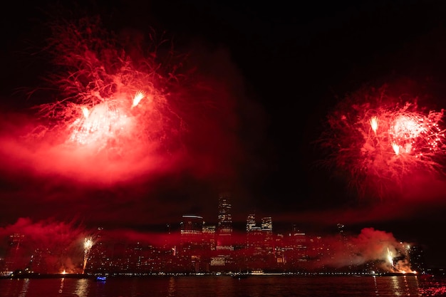 Feuerwerk über Manhattan New York City 4. Juli Feuerwerk New York City Skyline Manhattan mit blinkendem Feuerwerk Unabhängigkeitstag