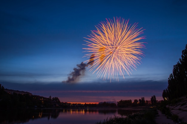 Feuerwerk über See nachts