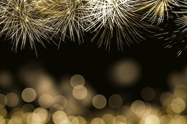 Foto feuerwerk und goldenes bokeh mit dunklem hintergrund