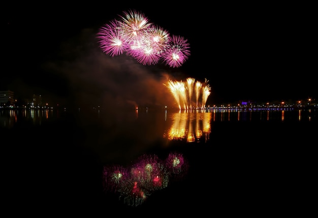 Feuerwerk und Wasser Reflexion