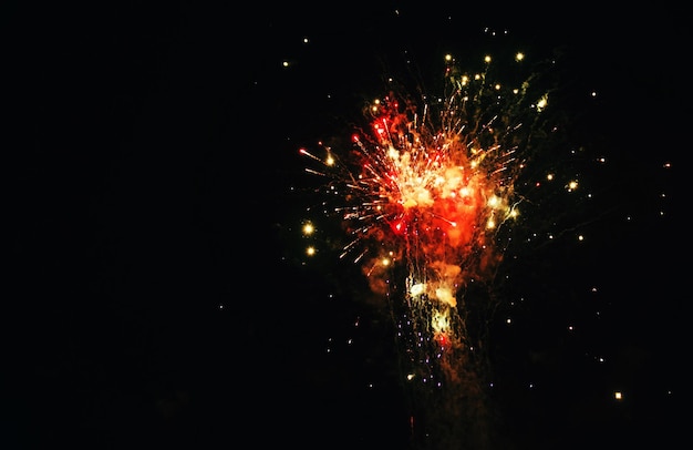 Feuerwerk zu Neujahr und Kopierraum abstrakter Feiertagshintergrund