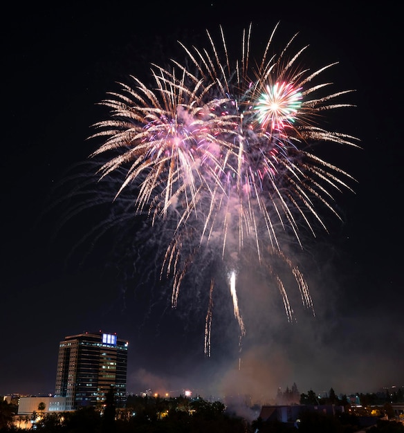 Feuerwerk zur Feier des 4. Juli über der Innenstadt von San Jose