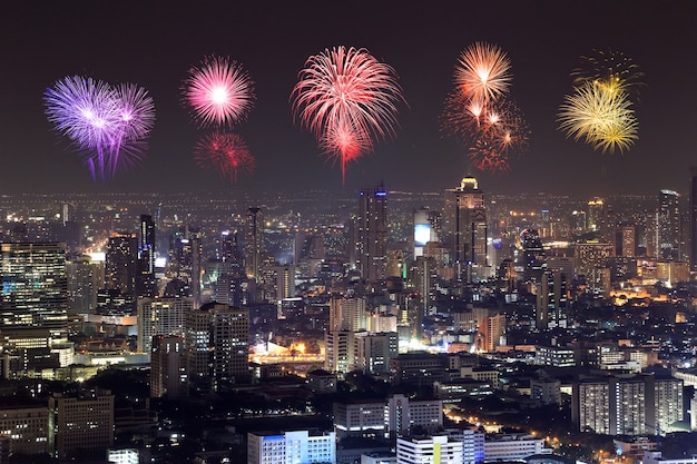 Feuerwerke, die über Bangkok-Stadtbild nachts feiern