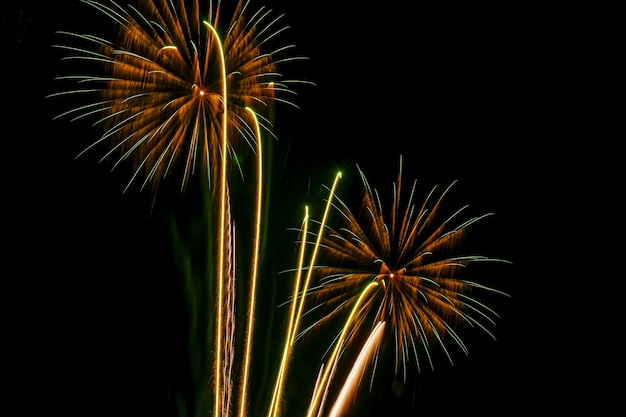 Feuerwerke erhellen den Himmel in einem blendenden Schauspiel