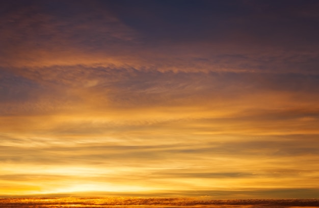 Feuriger orange bunter Sonnenunterganghimmel. Schöner Himmel.