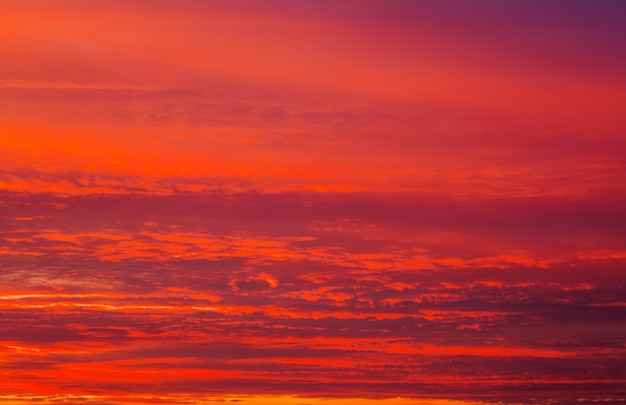 Feuriger orangefarbener Sonnenuntergangshimmel. Schöner Himmel als Hintergrund.