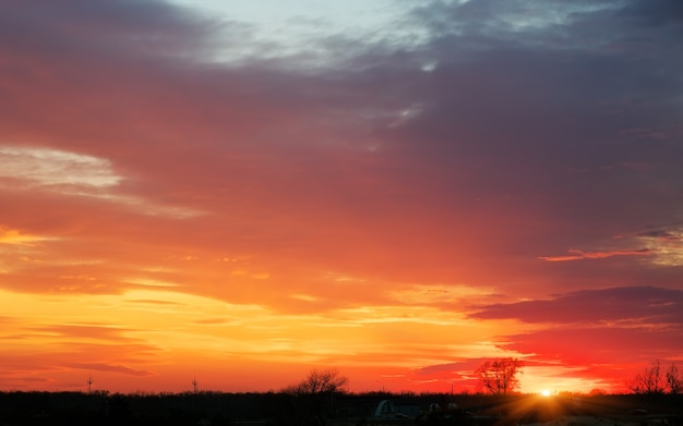 Feuriger orangefarbener Sonnenuntergangshimmel. Schöner Himmel.