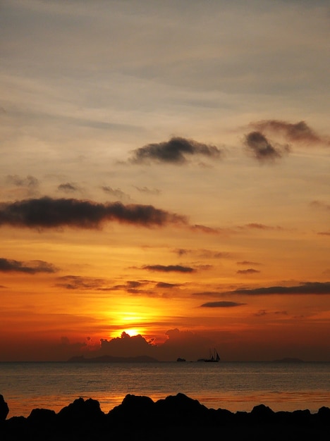 Feuriger Sonnenuntergang mit Wolken am Meer