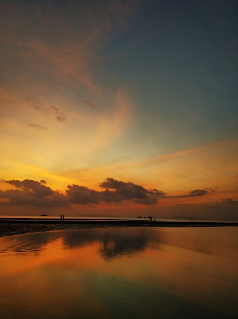 Feuriger Sonnenuntergang mit Wolken am Meer.