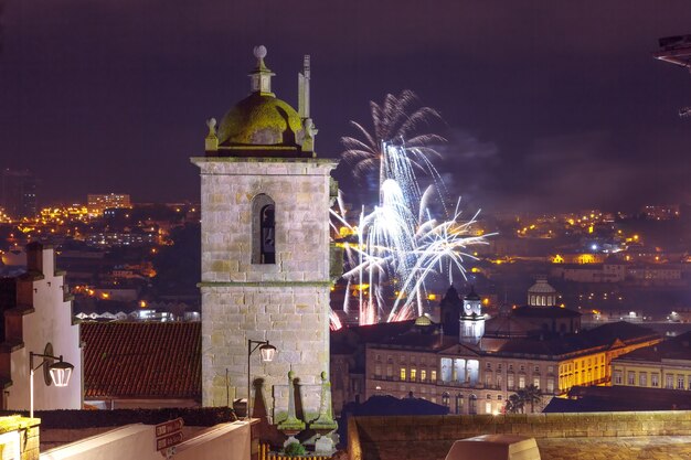 Feywerk in der Altstadt von Porto bei Nacht, Portugal