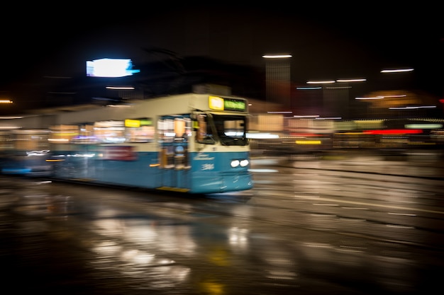 Öffentliche Verkehrsmittel der Stadt bei Nacht