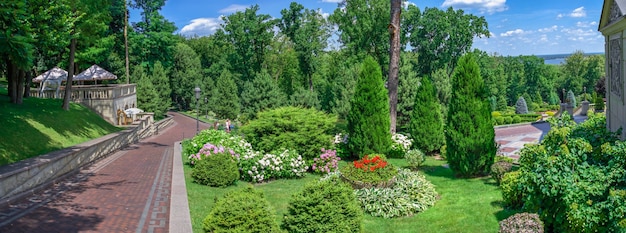 Öffentlicher Park in der Nähe des Honka-Hauses in der Mezhyhirya Residence, Kiew, Ukraine, an einem sonnigen Sommertag