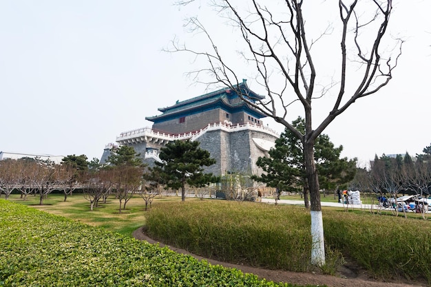 Öffentlicher Park und Blick auf den Pfeilturm in Peking