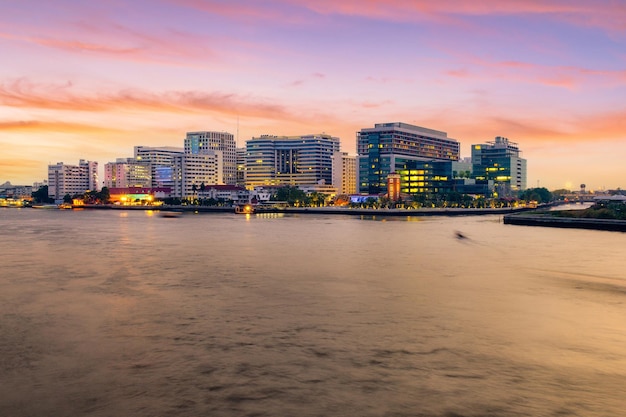 Öffentliches Krankenhaus, Medizinische Fakultät Siriraj Hospital in der Dämmerung im Fluss Chao Phraya, Bangkok, Thailand