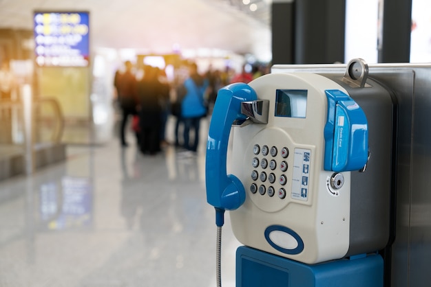 Öffentliches Münztelefon im internationalen Flughafen.