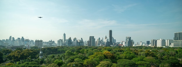 Öffentliches Park- und Hochhausstadtbild im Stadtzentrum der Metropole