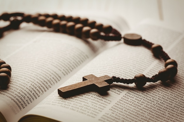 Öffnen Sie Bibel und Rosenkranz aus Holz