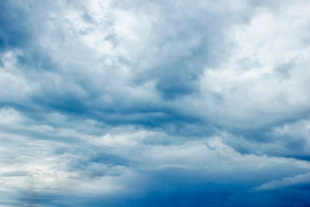 Öffnen Sie blaue Himmel und weißen Wolkenhintergrund