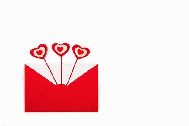 Öffnen Sie den roten Umschlag mit drei roten Herzen, die als Liebesbrief herauskommen.