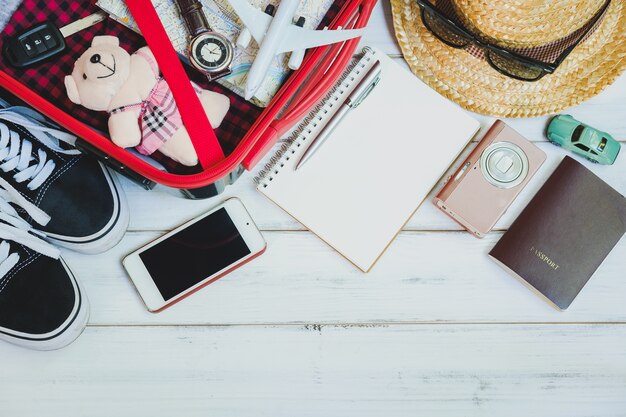 Öffnen Sie die Reisetasche mit Kleidung und Accessoires