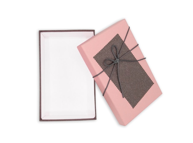 Öffnen Sie die rosa braune Geschenkbox und die Schleife des Lederbandes, die auf weißem Hintergrund mit Beschneidungspfad lokalisiert wird