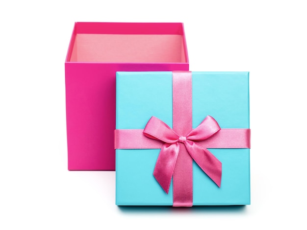 Öffnen Sie die rosafarbene Schachtel mit einem Geschenk und einer Schleife isoliert