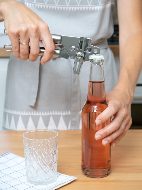 Öffnen Sie eine Glasflasche und gießen Sie sie in ein Glas