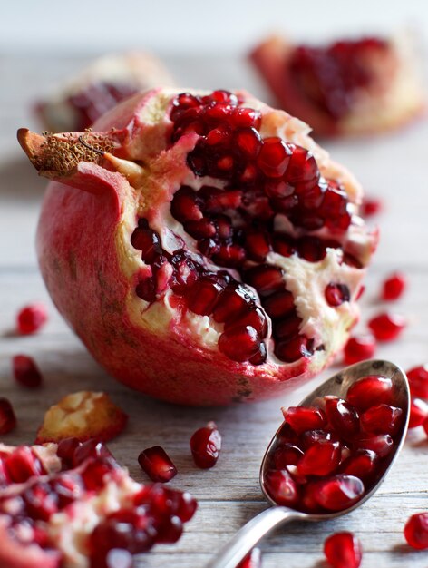 Öffnen Sie frische reife Granatäpfel auf Holztisch