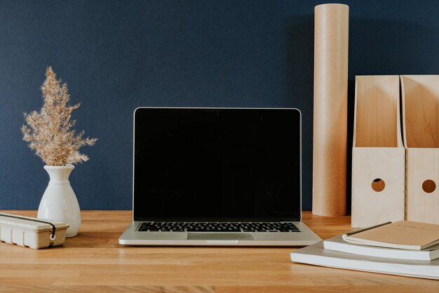 Öffnen Sie Laptop und Briefpapier auf Holztisch