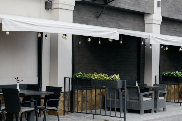 Öffnen Sie leere Kaffee Restaurantterrasse mit Tischen und Stühlen Pflanzen auf der Terrasse des Restaurants