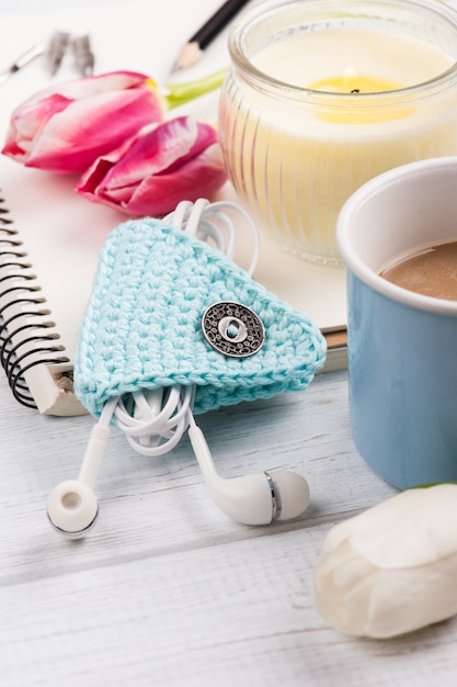 Öffnen Sie Notizbuch, Kaffee, Kerze, earpods und Tulpe